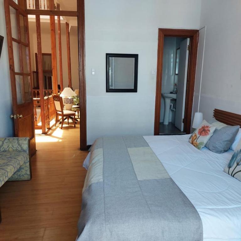 The GEORGE HOTEL - King Suite with Balcony - 1