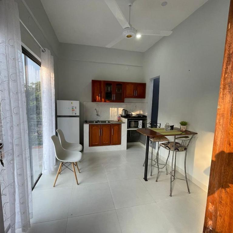 Apartamento minimalista con balcón - One-Bedroom Apartment - 2