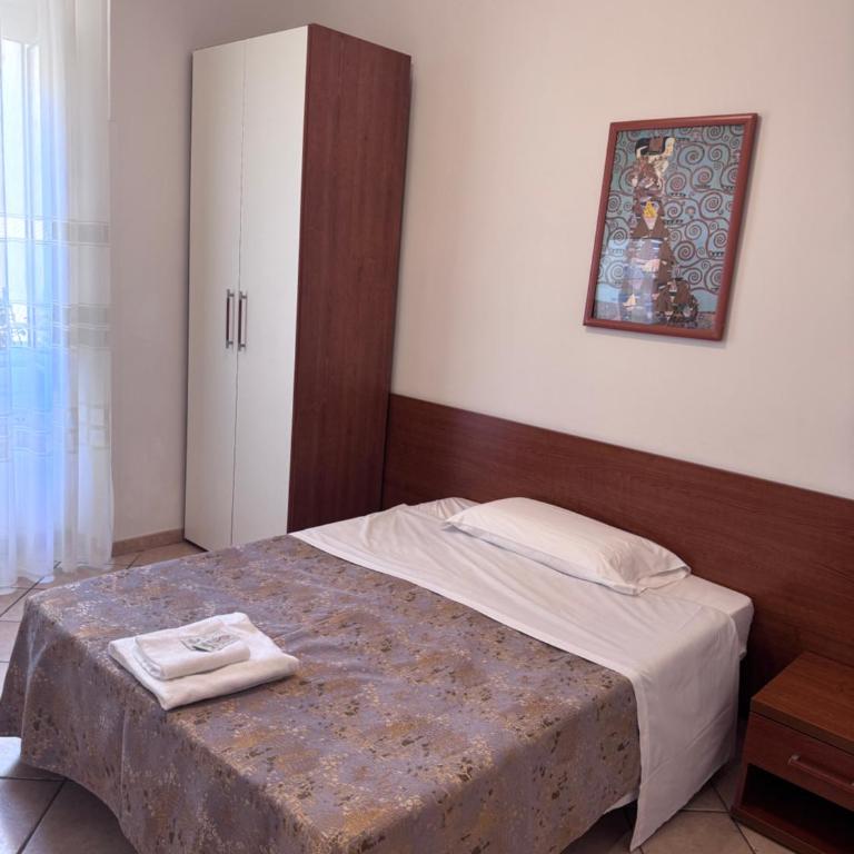 Karina Suite - Camera Matrimoniale con Bagno in Comune - 3