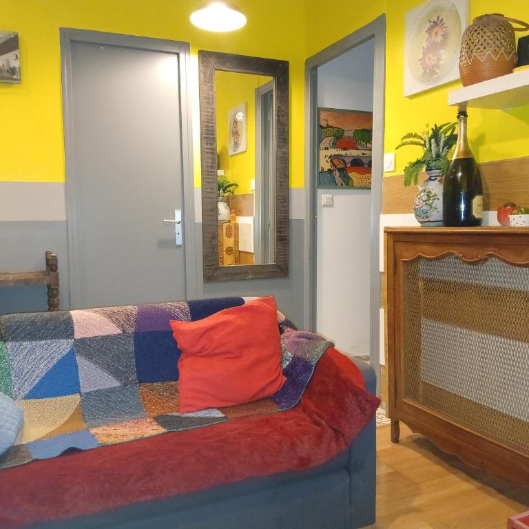 Guest house 40 m2 pour 1,2,3 personnes-Rez de Chaussée sur Rue et Patio-Séjour,Cuisine,SDB,Chambre avec Lit double-2 canapés lit japonais et matelas gonflable-Entrée côté Rue Berzélius-4 m du Métro Brochant lig13- Bus 31,54,74 ers sites touristiques - Appartement 1 Chambre - 25