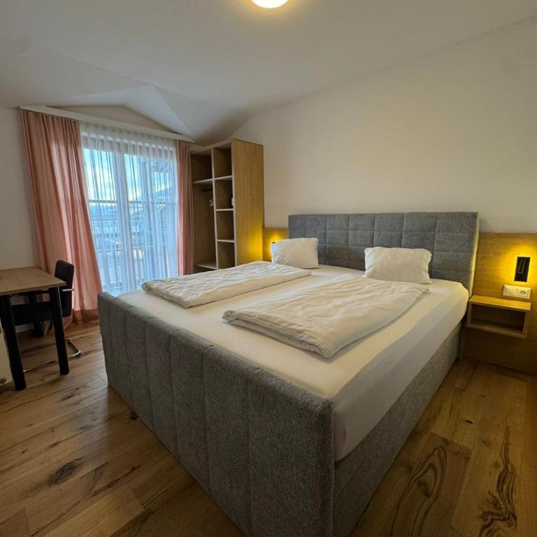 SleepWell24 - Doppelzimmer mit Balkon - 5