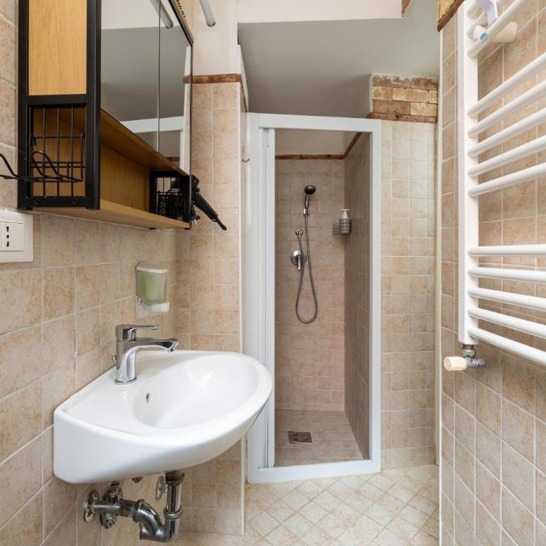 Guest House ai Tre Ponti - Camera Matrimoniale con Bagno Privato - 3