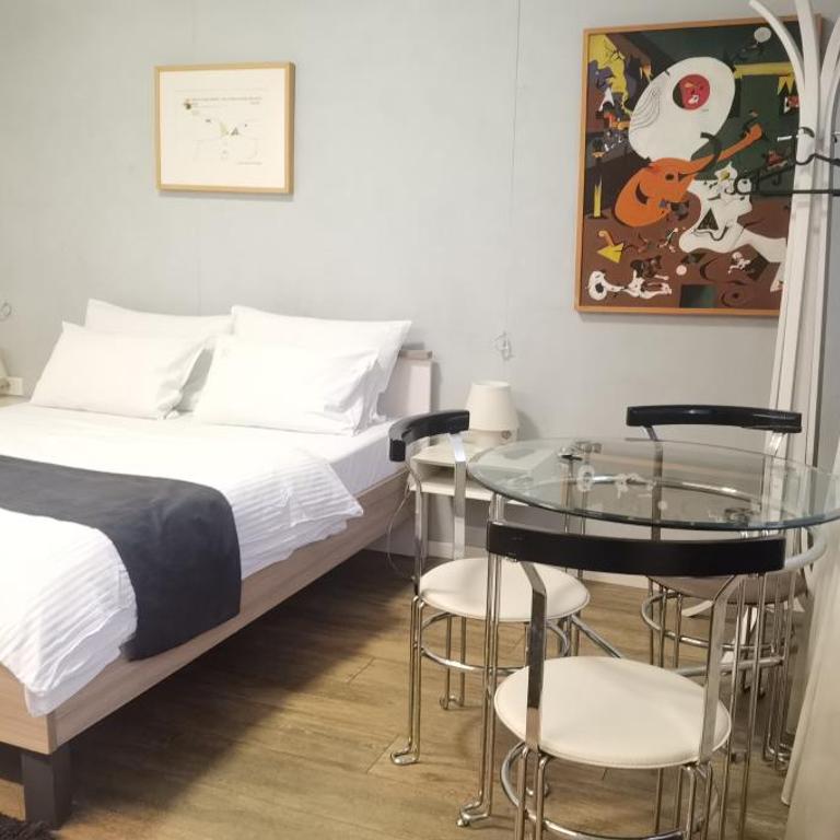 Central Studio Apartment with Free Parking - One-Bedroom Apartment - 2