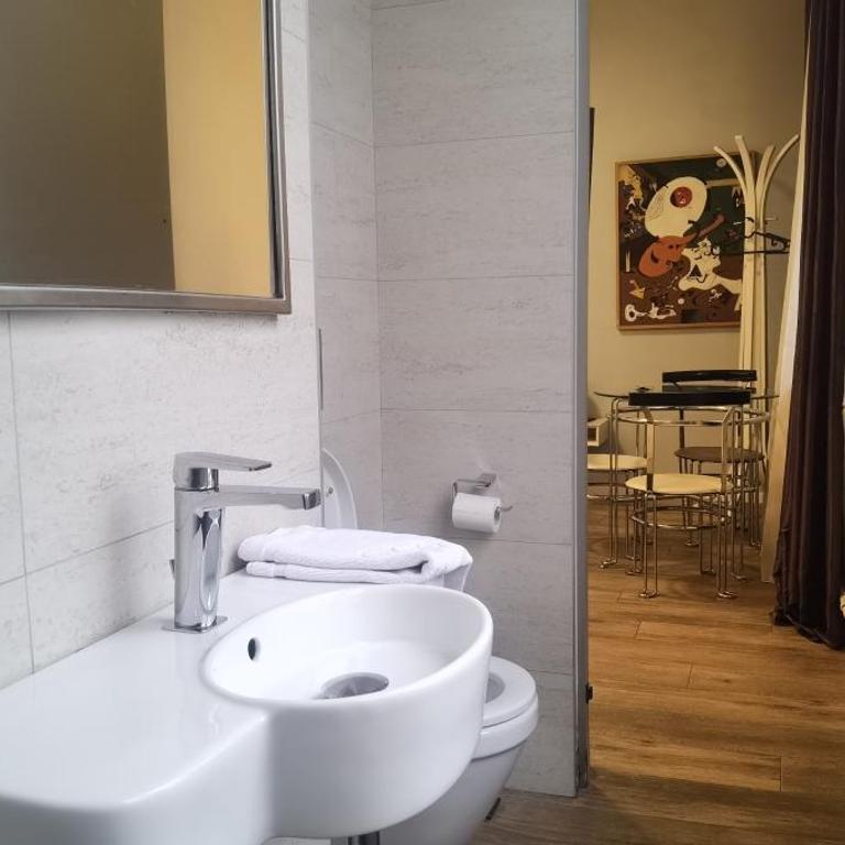 Central Studio Apartment with Free Parking - One-Bedroom Apartment - 3