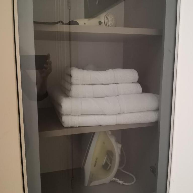 Central Studio Apartment with Free Parking - One-Bedroom Apartment - 4
