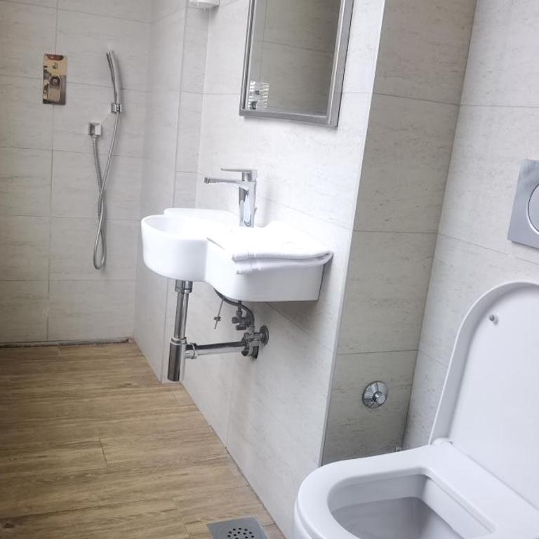 Central Studio Apartment with Free Parking - One-Bedroom Apartment - 7