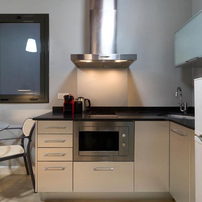 Fira Apartments by gaiarooms - Three-Bedroom Apartment - 1