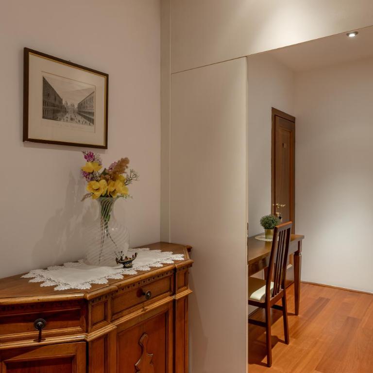Tre Ponti Guest House Terrace - Camera Matrimoniale Standard con Bagno in Comune - 3