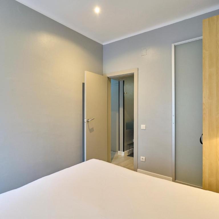 Fira Apartments by gaiarooms - Three-Bedroom Apartment - 12