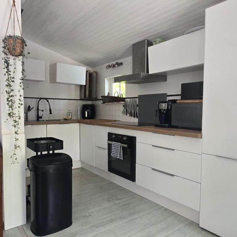Maison avec piscine proche océan - Four-Bedroom House - 11