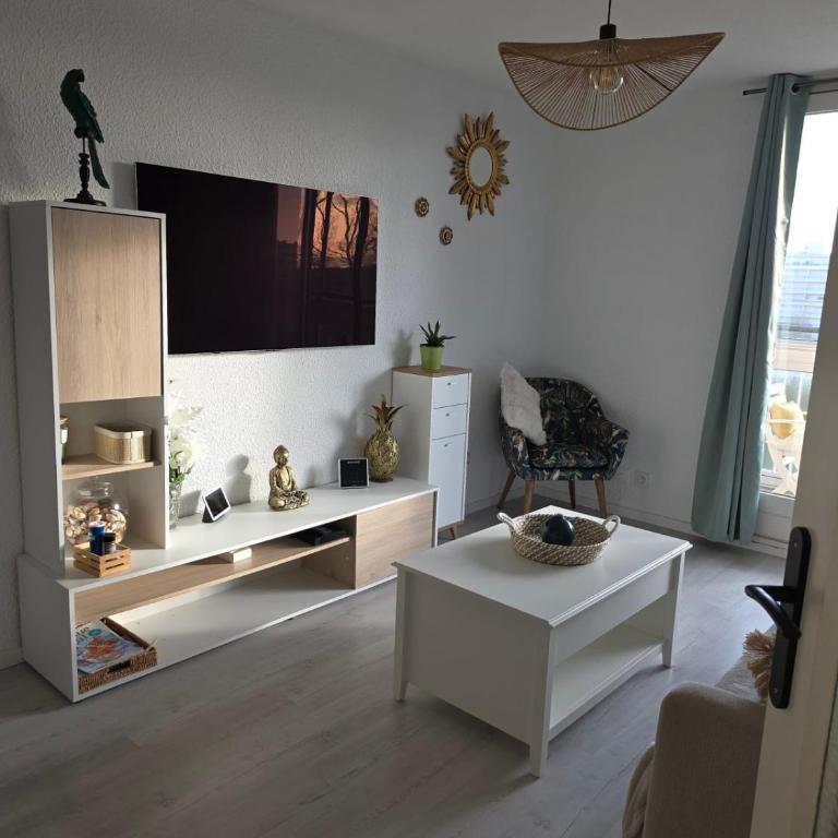 Apartment with View and Terrace in Fréjus - Apartment - 1