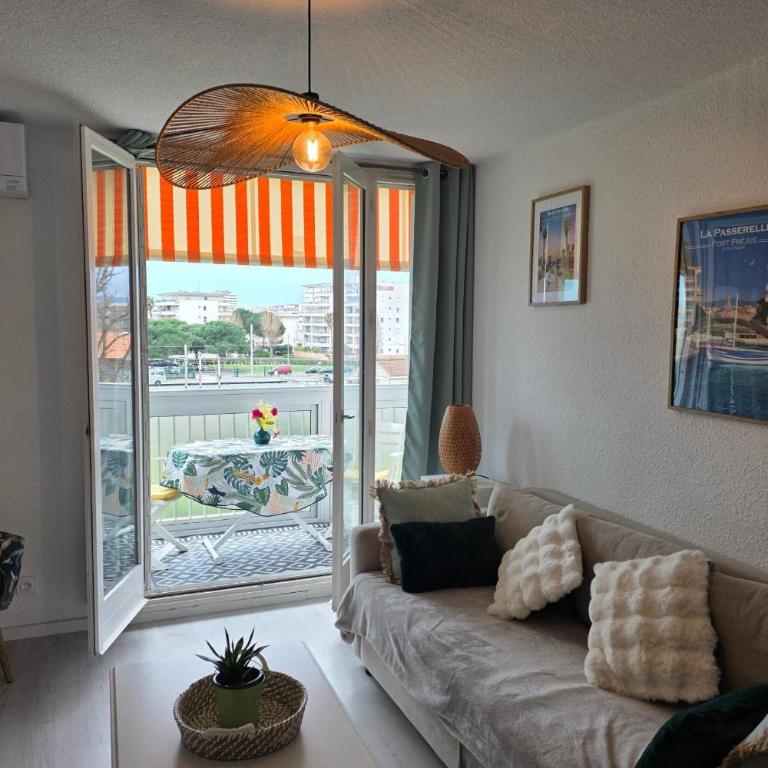 Apartment with View and Terrace in Fréjus - Apartment - 3