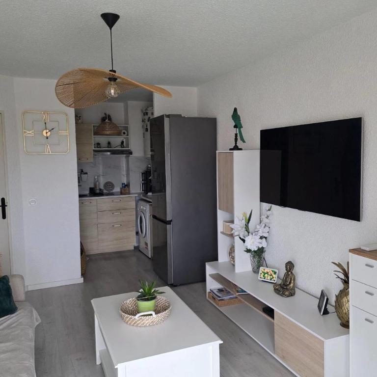 Apartment with View and Terrace in Fréjus - Apartment - 4