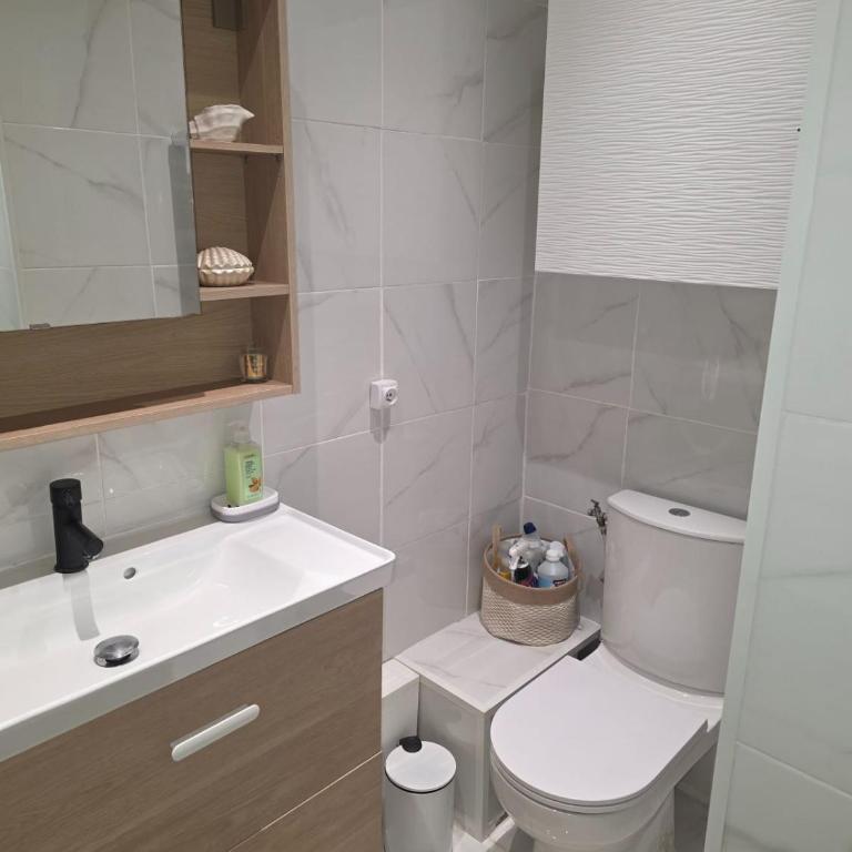 Apartment with View and Terrace in Fréjus - Apartment - 10