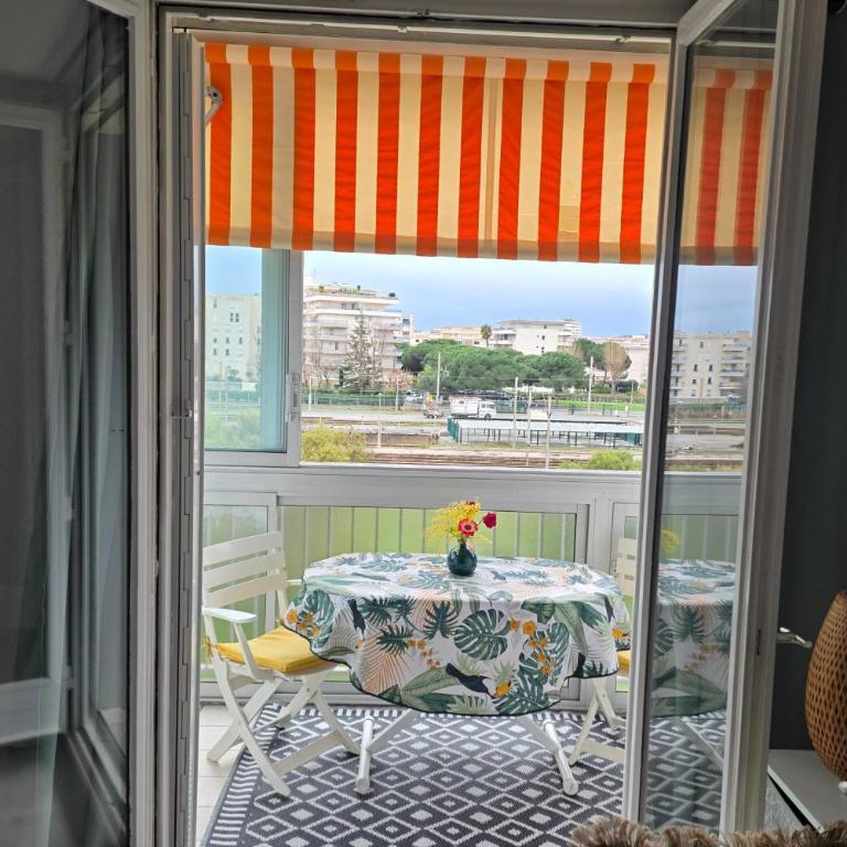 Apartment with View and Terrace in Fréjus - Apartment - 13