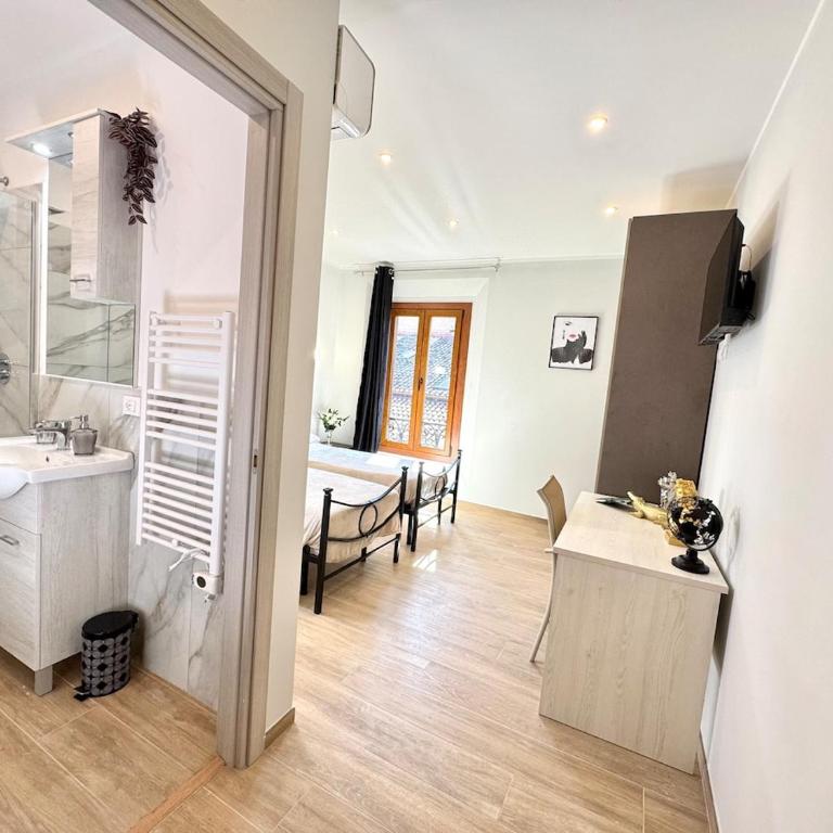 Portico Room - a stone's throw from Piazza Maggiore - One-Bedroom Apartment - 17