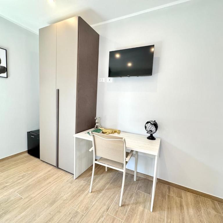 Portico Room - a stone's throw from Piazza Maggiore - One-Bedroom Apartment - 15