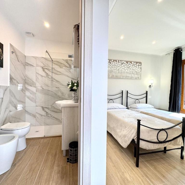 Portico Room - a stone's throw from Piazza Maggiore - One-Bedroom Apartment - 4