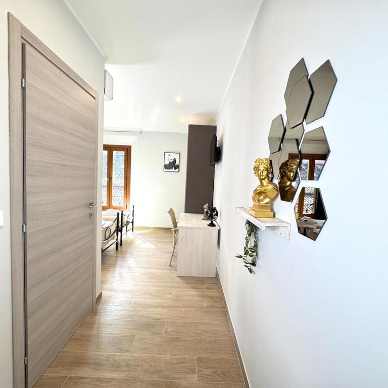 Portico Room - a stone's throw from Piazza Maggiore - One-Bedroom Apartment - 3
