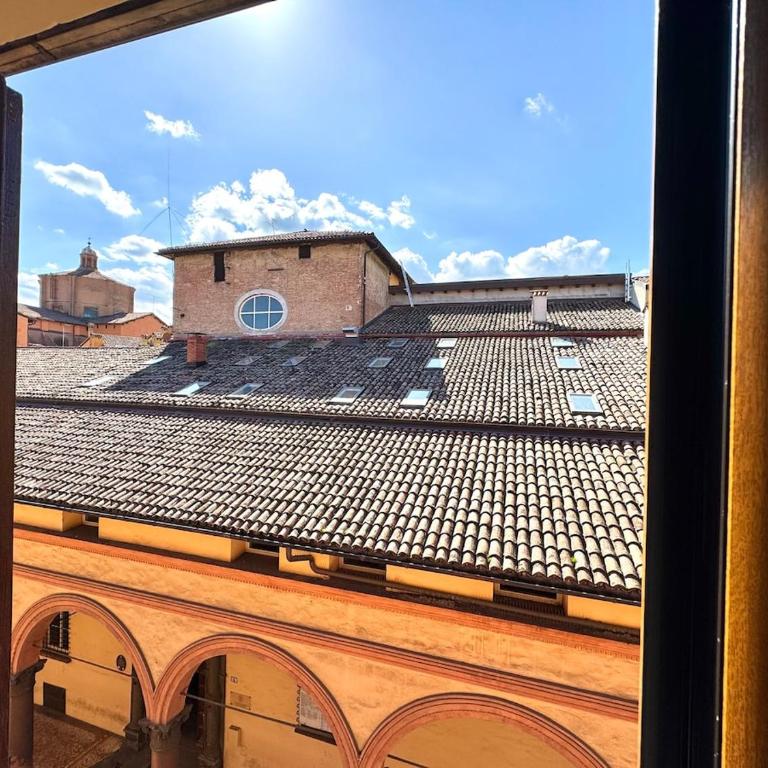Portico Room - a stone's throw from Piazza Maggiore - One-Bedroom Apartment - 8