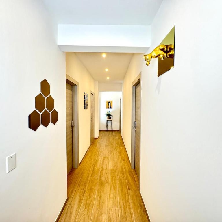 Portico Room - a stone's throw from Piazza Maggiore - One-Bedroom Apartment - 24