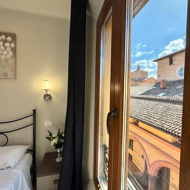 Portico Room - a stone's throw from Piazza Maggiore - One-Bedroom Apartment - 2