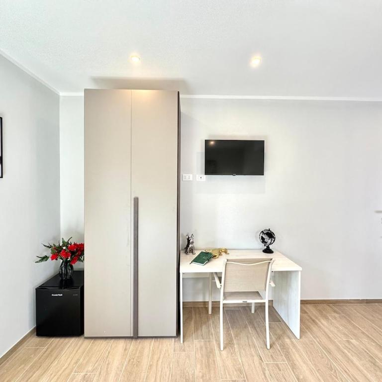 Portico Room - a stone's throw from Piazza Maggiore - One-Bedroom Apartment - 9