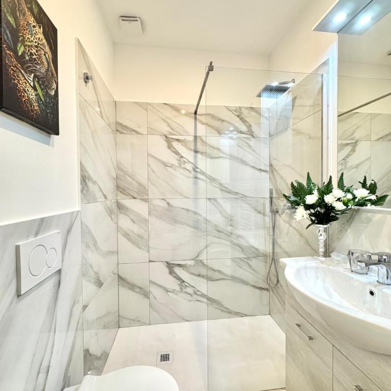 Portico Room - a stone's throw from Piazza Maggiore - One-Bedroom Apartment - 19