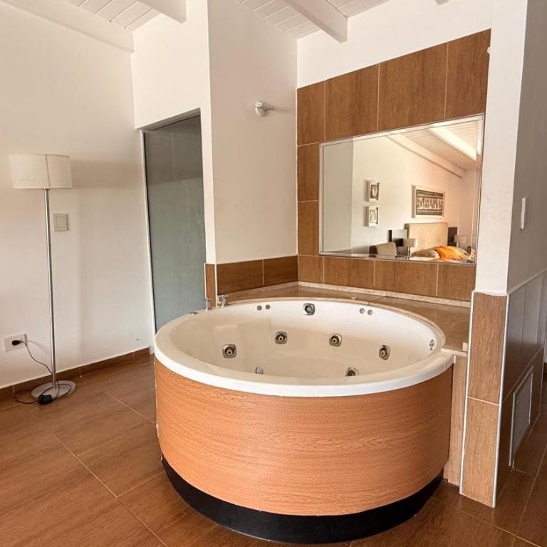 F2 Lake Apart Resort - Suite Deluxe con bañera de hidromasaje - 3
