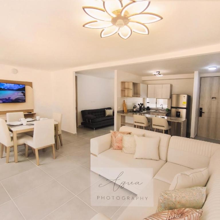 Suite con piscina cerca del mar, ideal para relajarse - Two-Bedroom Apartment with Balcony - 12