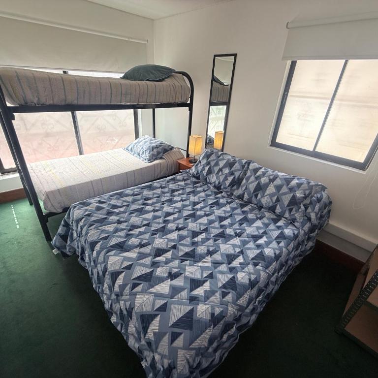 Hostal EntreOrientes - Quadruple Room with Shared Bathroom - 1