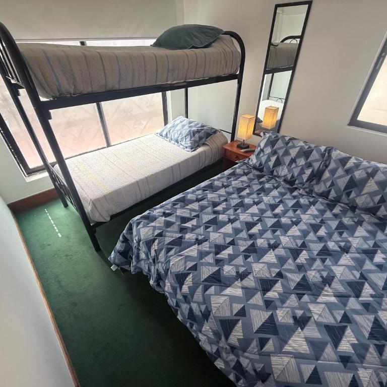 Hostal EntreOrientes - Quadruple Room with Shared Bathroom - 2