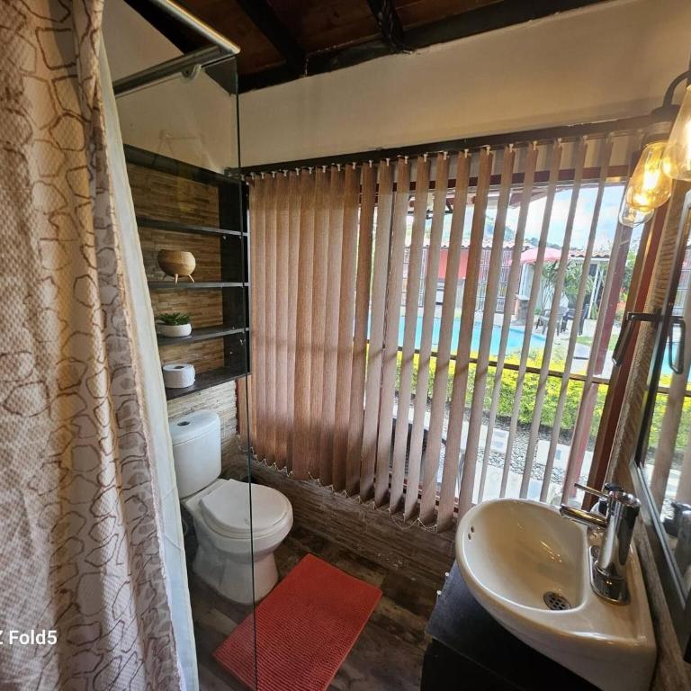 Red Cabin Retreat with free airport rides - Vacation Home - 1