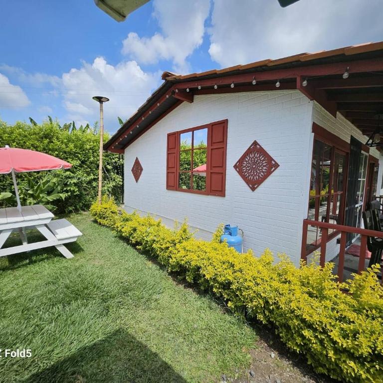 Red Cabin Retreat with free airport rides - Vacation Home - 2