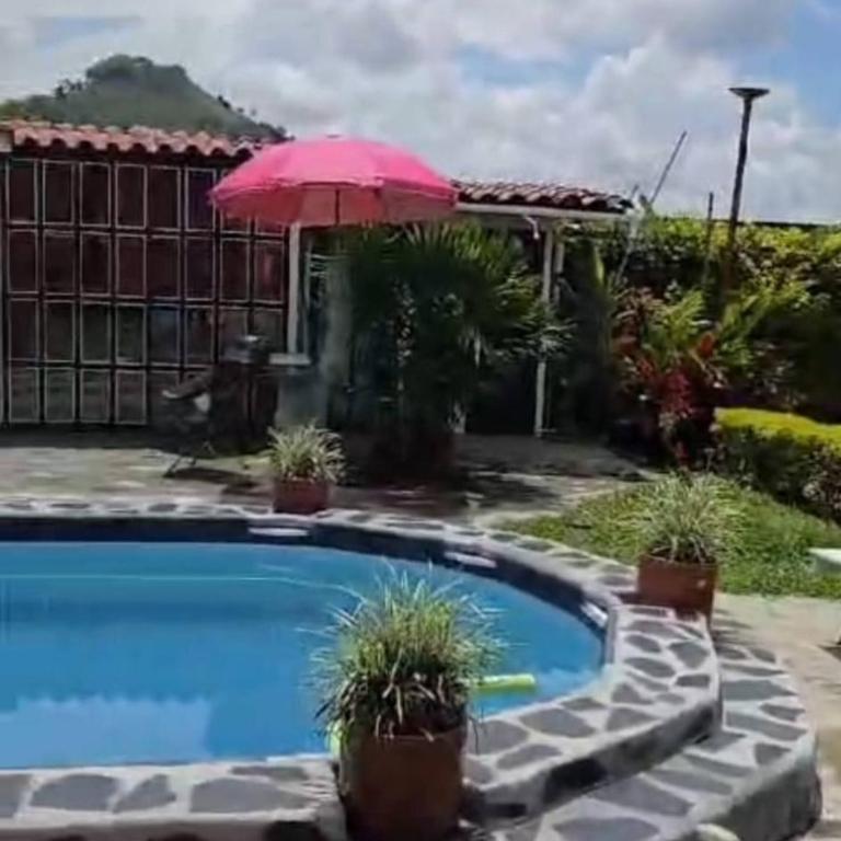 Red Cabin Retreat with free airport rides - Vacation Home - 10