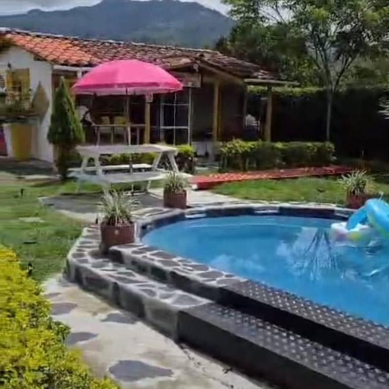 Red Cabin Retreat with free airport rides - Vacation Home - 11