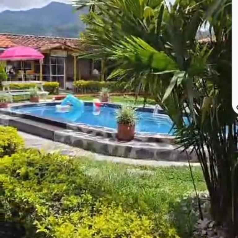 Red Cabin Retreat with free airport rides - Vacation Home - 16