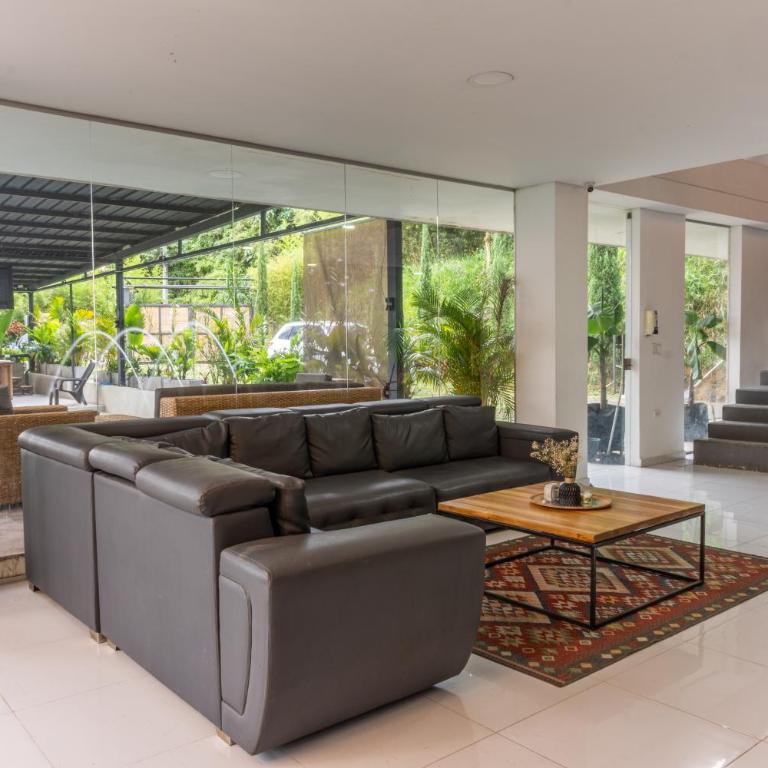 Villa de lujo con piscina y vista a la ciudad - Villa - 22