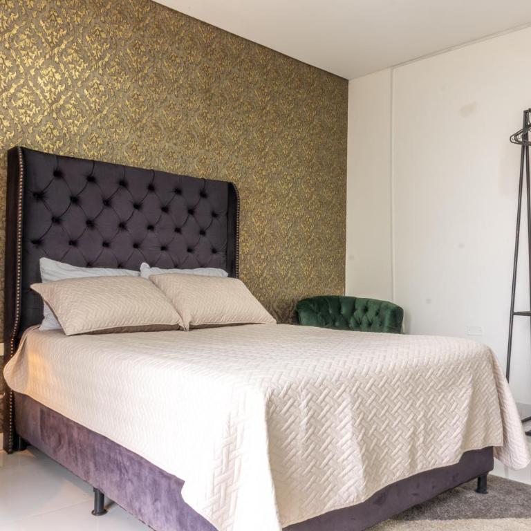 Villa de lujo con piscina y vista a la ciudad - Villa - 30