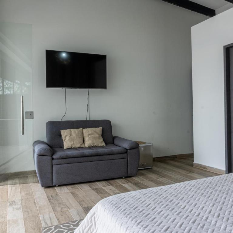 Villa de lujo con piscina y vista a la ciudad - Villa - 33