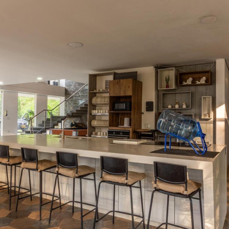 Villa de lujo con piscina y vista a la ciudad - Villa - 35