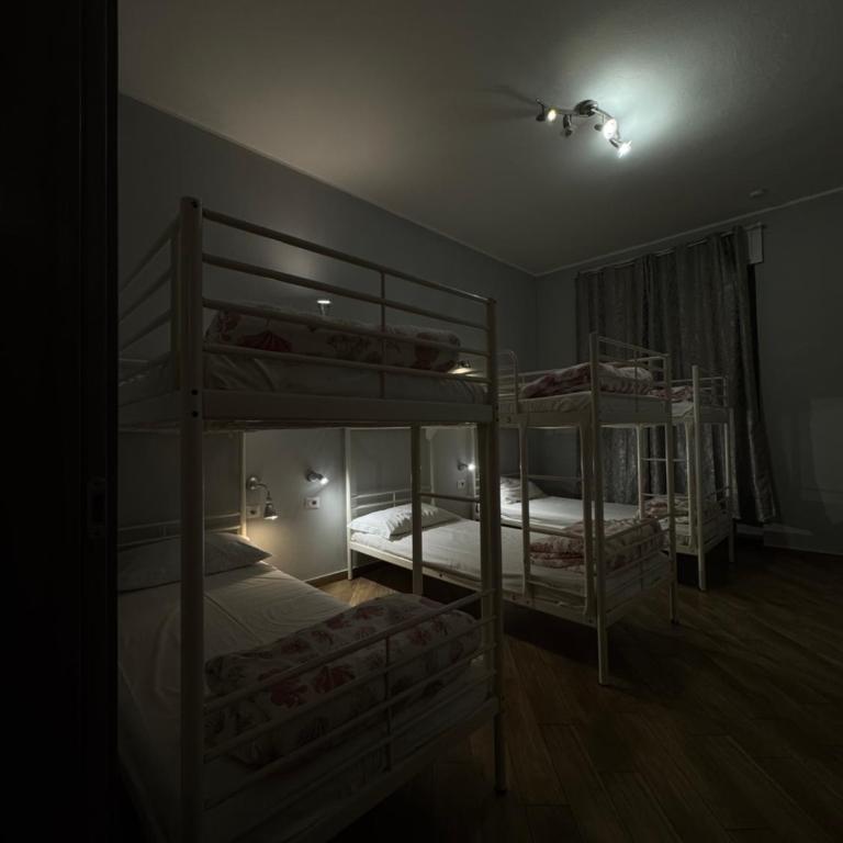 Gloria Hostel Milano - Bed in 8-Bed Dormitory Room - 6