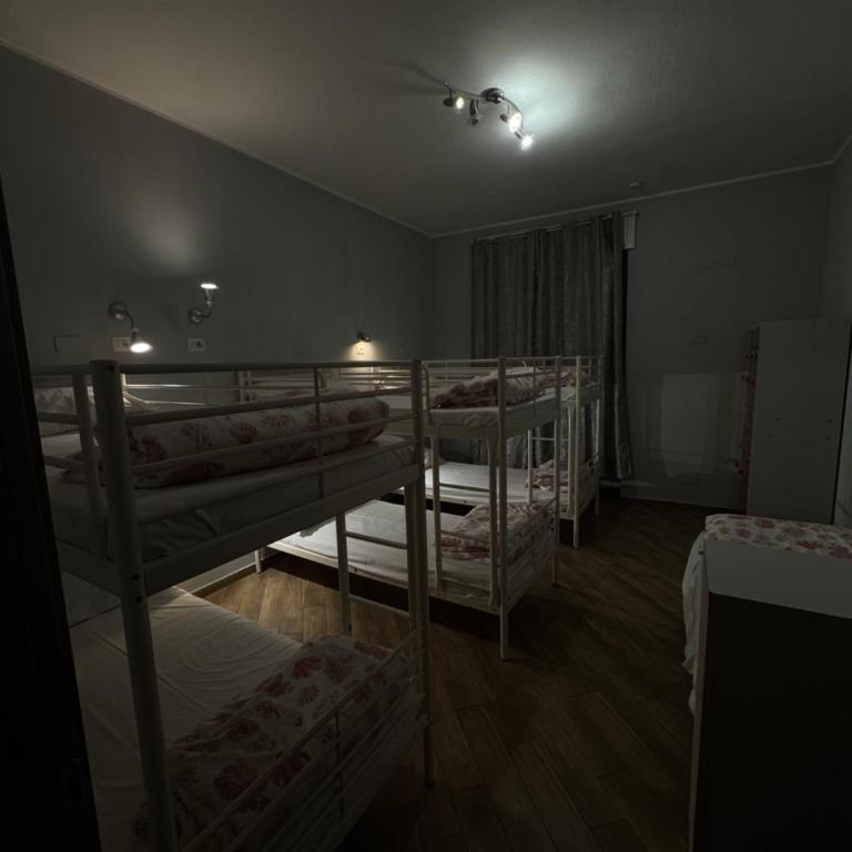 Gloria Hostel Milano - Bed in 8-Bed Dormitory Room - 5