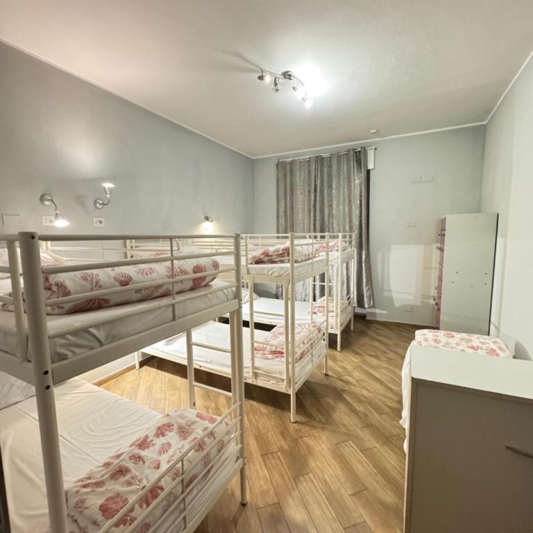 Gloria Hostel Milano - Bed in 8-Bed Dormitory Room - 4