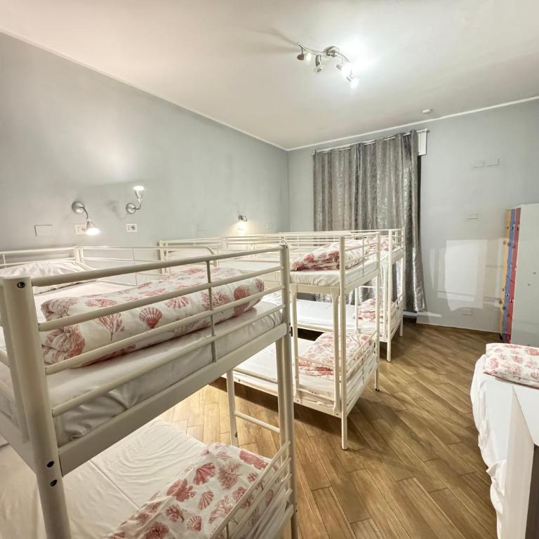 Gloria Hostel Milano - Bed in 8-Bed Dormitory Room - 3