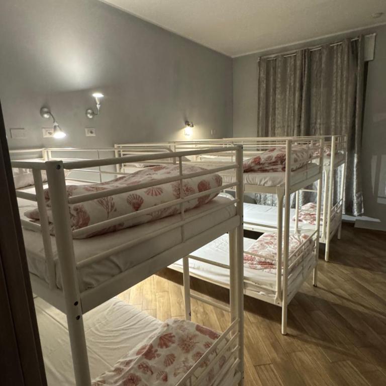 Gloria Hostel Milano - Bed in 8-Bed Dormitory Room - 1