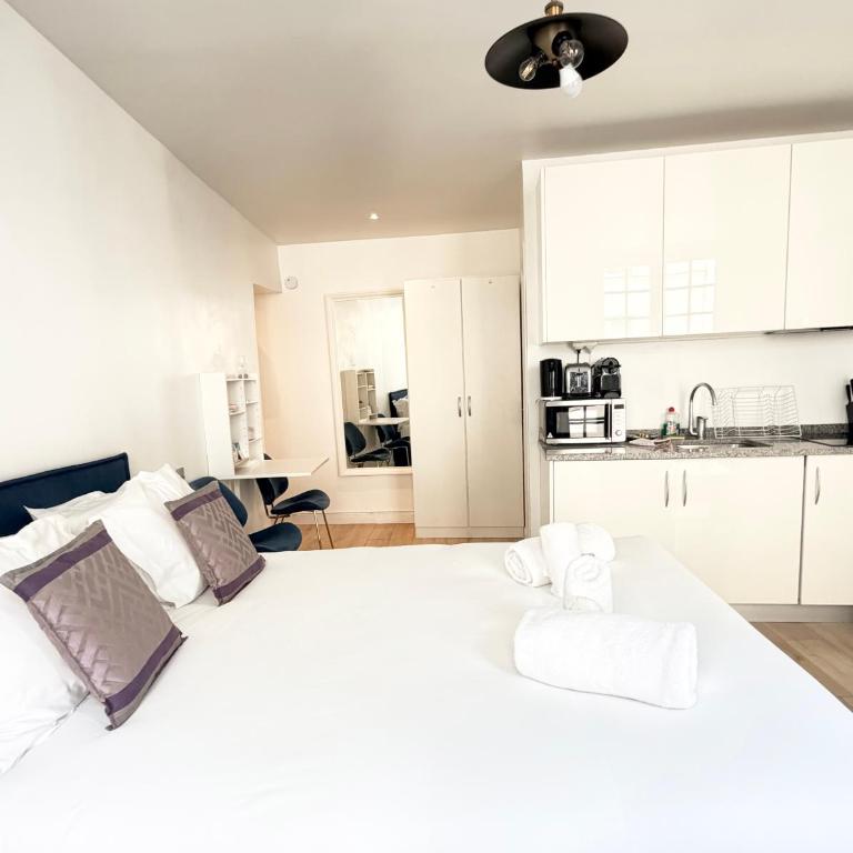 Prime location and amazing neighborhood - Deluxe Studio - 13