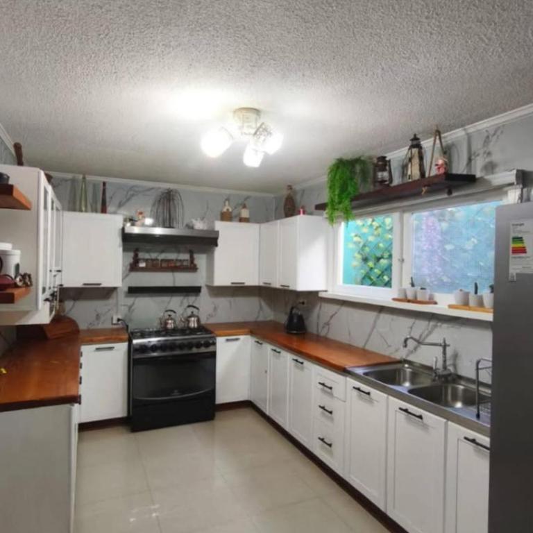 Miraflores - Four-Bedroom House - 10