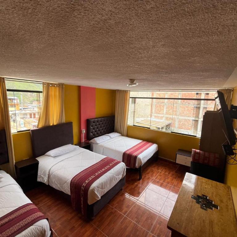 Yacumama - Family Room - 2