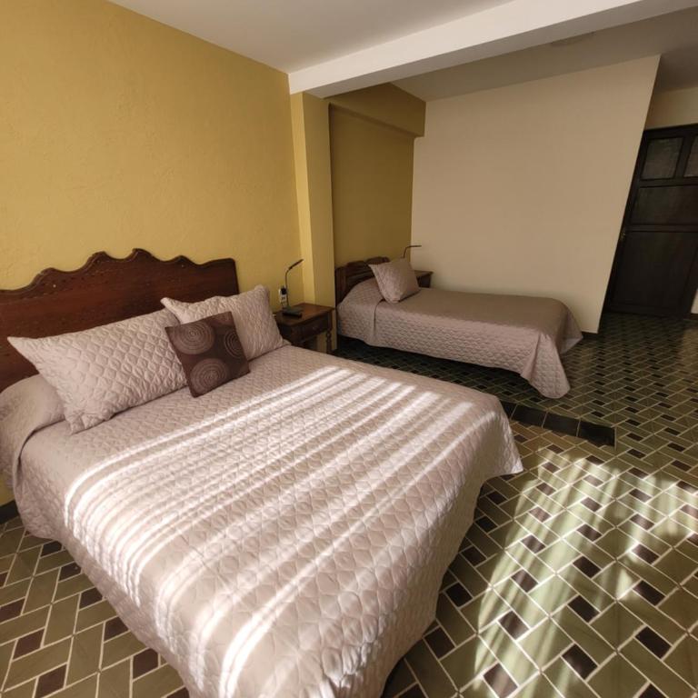 Refugio del Turista - Family Room with Private Bathroom - 7